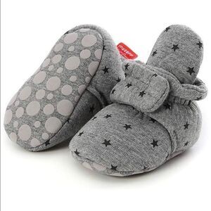 𝅺Babies non skid soft booties, grey star